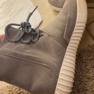Yeezy High-Tops Size: 9.5